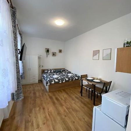 Cozy 1 Bedroom Studio In The Center Of Pilsen Ngoại thất bức ảnh